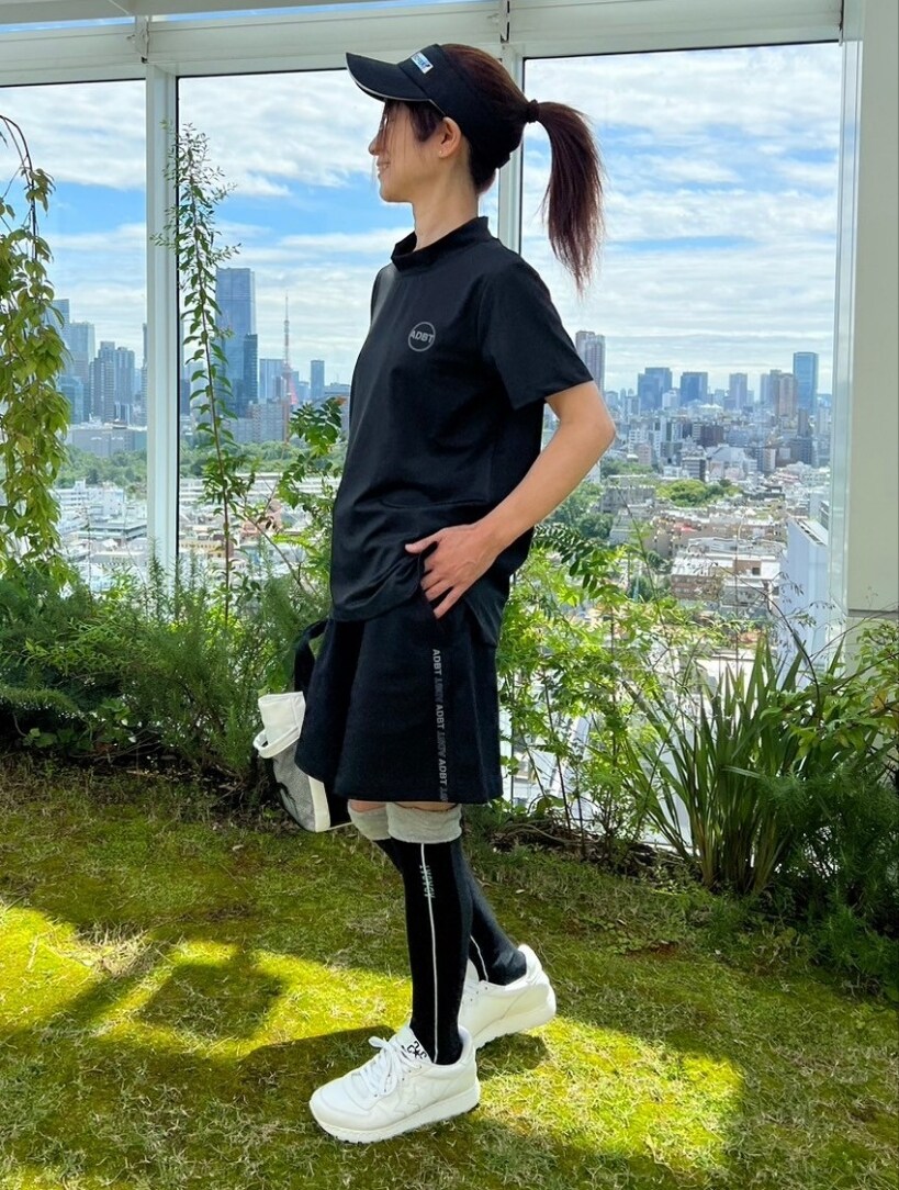 ブラック系のTシャツ/カットソー、ブラック系のその他パンツ、ブラック系のソックス/靴下を着用したレディースの春コーディネートの3枚目の写真