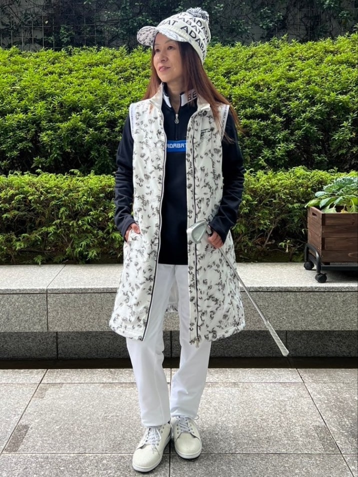 ホワイト系のワンピース、ホワイト系のその他パンツ、ブルー系のTシャツ/カットソーを着用したレディースの秋コーディネートの4枚目の写真