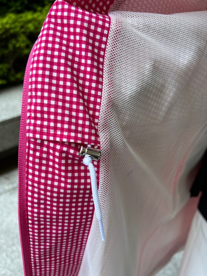 ピンク系のブルゾン、ホワイト系のトートバッグ、ピンク系のハットを着用したレディースの夏コーディネートの5枚目の写真