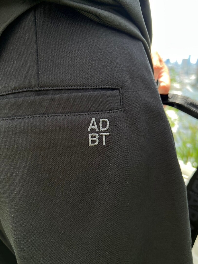 ブラック系のTシャツ/カットソー、ブラック系のその他パンツ、ブラック系のソックス/靴下を着用したレディースの春コーディネートの6枚目の写真