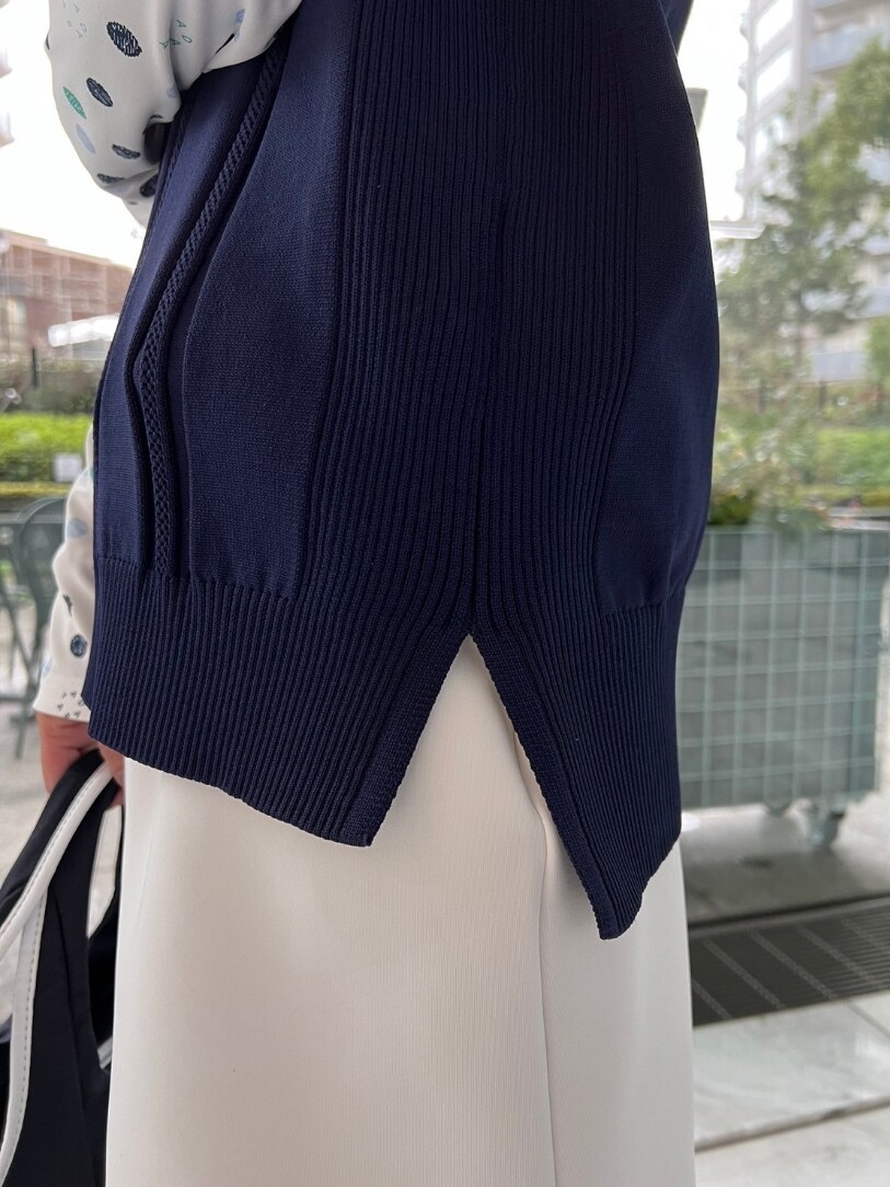 グリーン系のTシャツ/カットソー、ブルー系のベスト、ホワイト系のスカートを着用したレディースの冬コーディネートの5枚目の写真