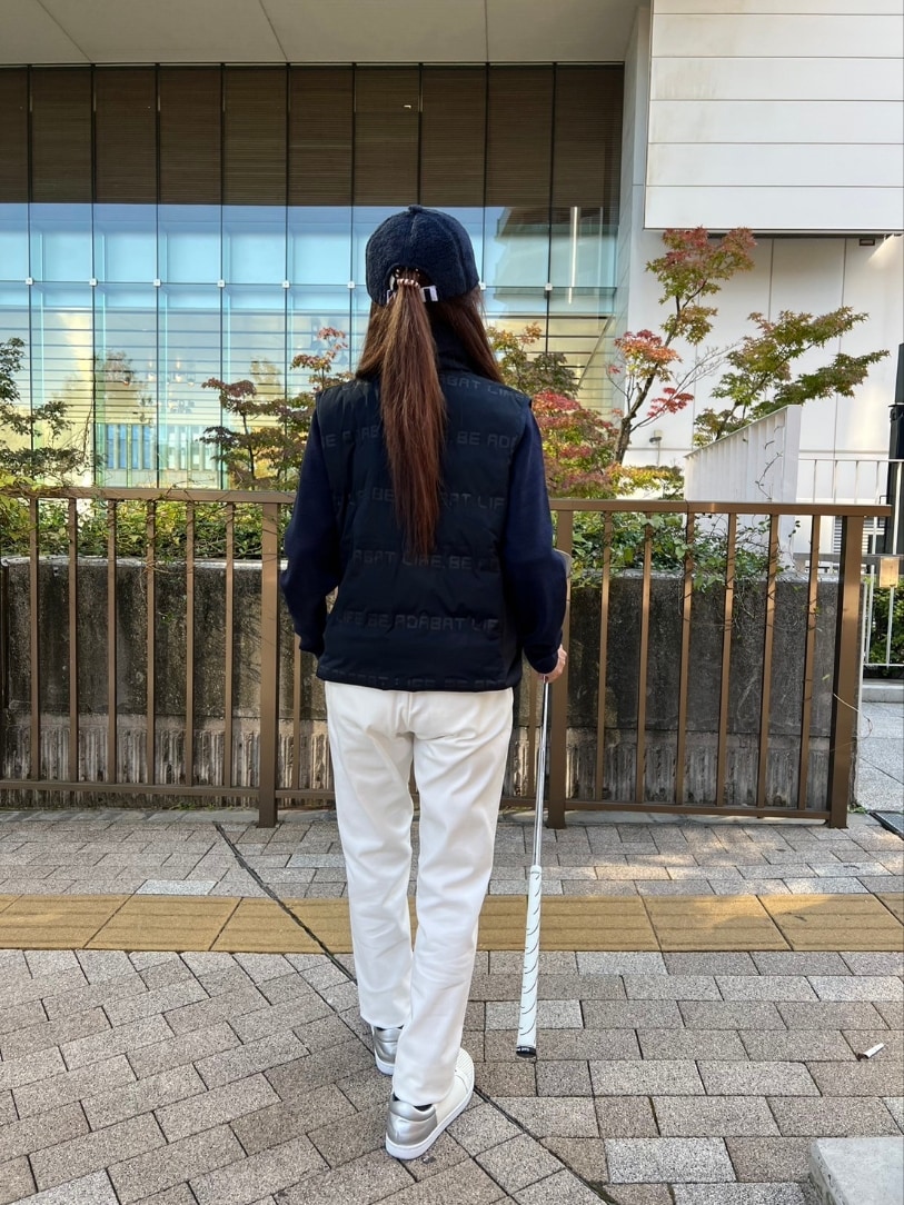 ホワイト系のその他パンツ、ブルー系のその他アウター、ブルー系のニット/セーターを着用したレディースの冬コーディネートの3枚目の写真