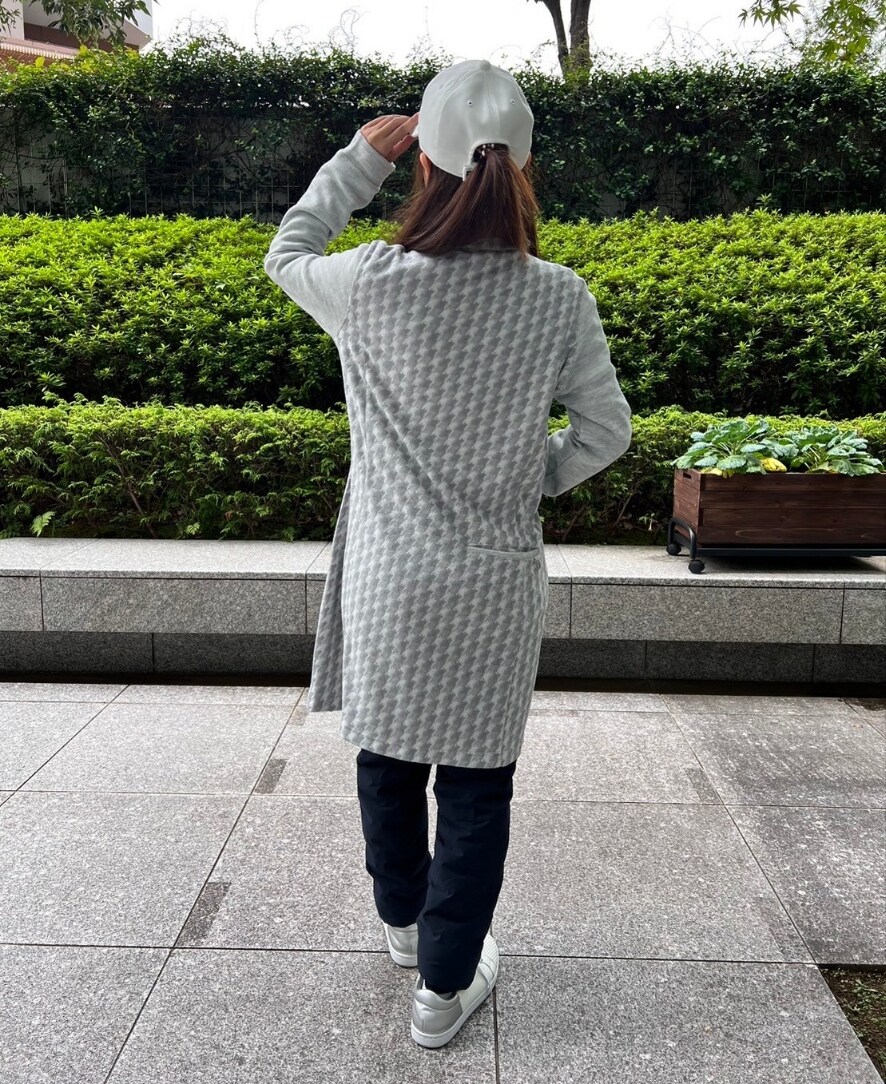 グレー系のワンピース、ホワイト系のTシャツ/カットソー、ブルー系のその他パンツを着用したレディースの秋コーディネートの5枚目の写真