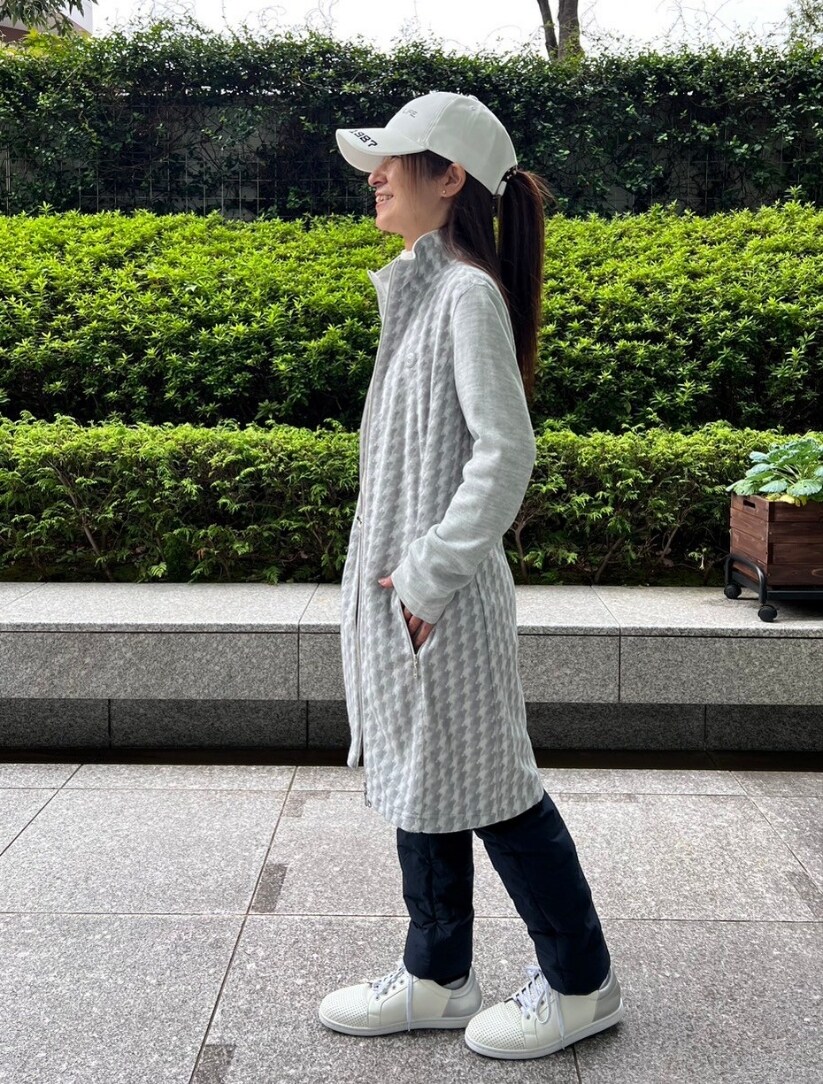 グレー系のワンピース、ホワイト系のTシャツ/カットソー、ブルー系のその他パンツを着用したレディースの秋コーディネートの4枚目の写真