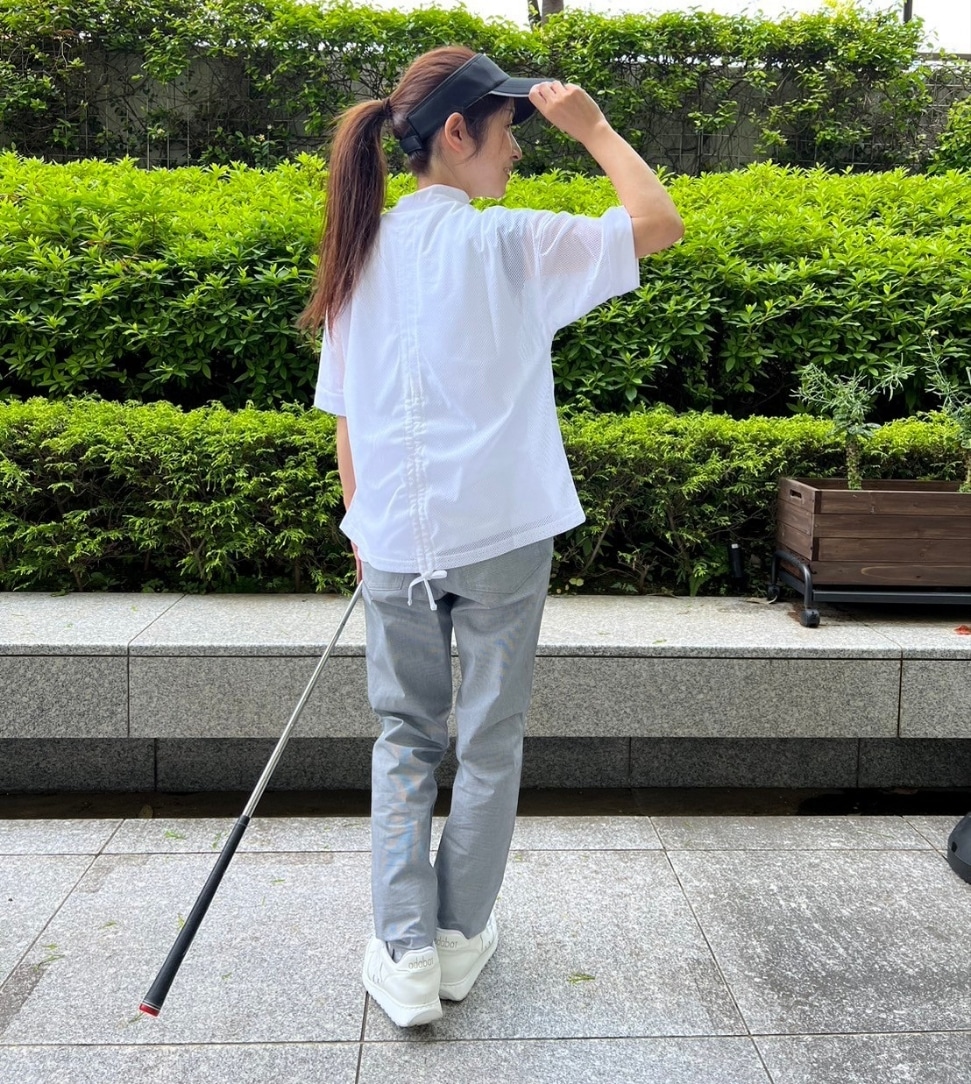 ホワイト系のTシャツ/カットソー、ホワイト系のその他パンツ、ブラック系のサンバイザーを着用したレディースの春コーディネートの3枚目の写真