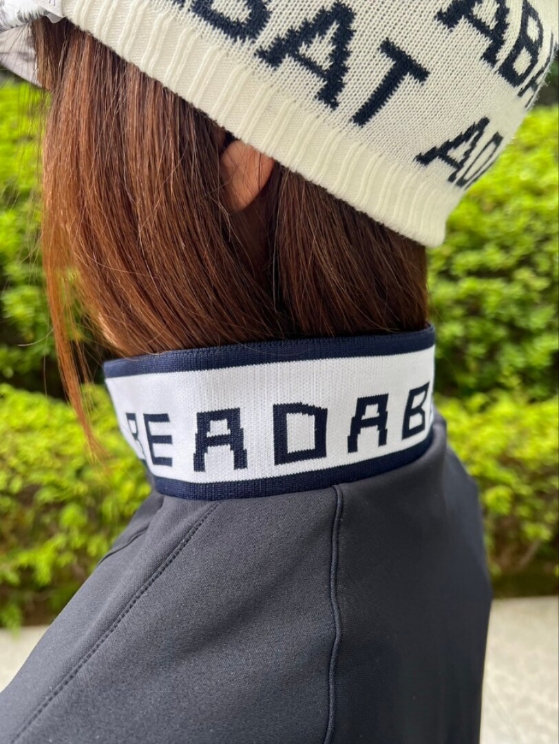 ブルー系のTシャツ/カットソー、ブルー系のその他パンツ、ホワイト系のボストンバッグを着用したレディースの秋コーディネートの5枚目の写真