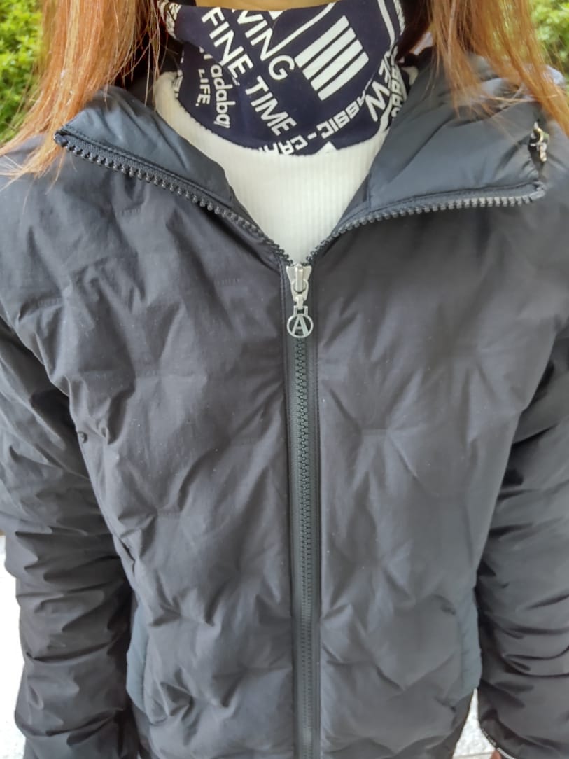 ブラック系のダウンジャケット/コート、ブラック系のスカート、ブラック系のレッグウォーマーを着用したレディースの秋コーディネートの4枚目の写真