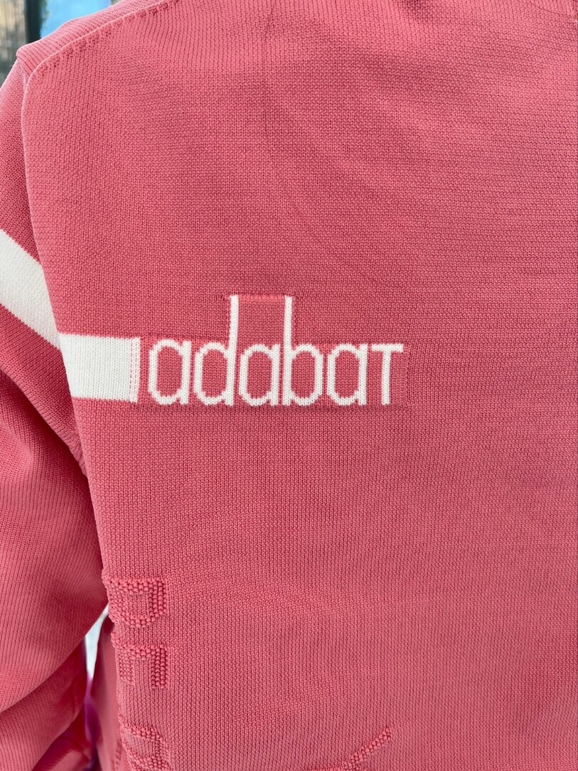 ピンク系のニット/セーター、ブルー系のスカート、ホワイト系のトートバッグを着用したレディースの冬コーディネートの5枚目の写真