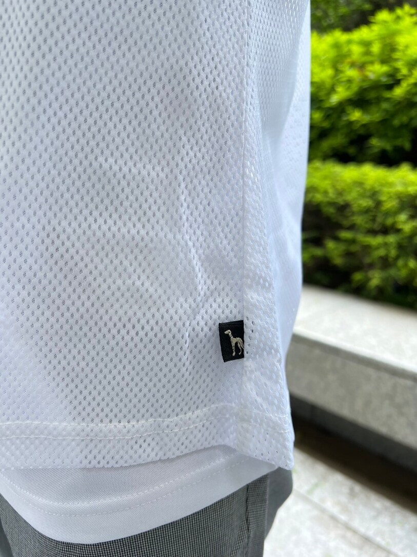 ホワイト系のTシャツ/カットソー、ホワイト系のその他パンツ、ブラック系のサンバイザーを着用したレディースの春コーディネートの6枚目の写真