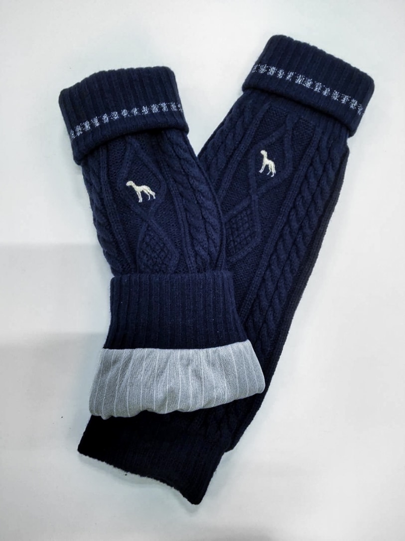 ホワイト系のその他アウター、ホワイト系のニット/セーター、ブルー系のスカートを着用したレディースの秋コーディネートの6枚目の写真