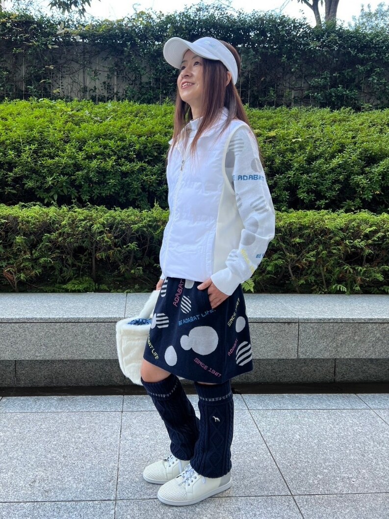 ホワイト系のその他アウター、ホワイト系のニット/セーター、ブルー系のスカートを着用したレディースの秋コーディネートの2枚目の写真