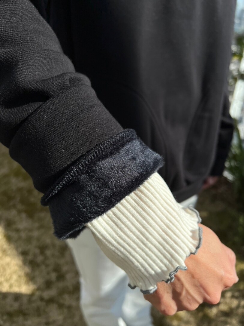 ブルー系のTシャツ/カットソー、ホワイト系のその他パンツ、ホワイト系のゴルフグッズを着用したレディースの冬コーディネートの5枚目の写真