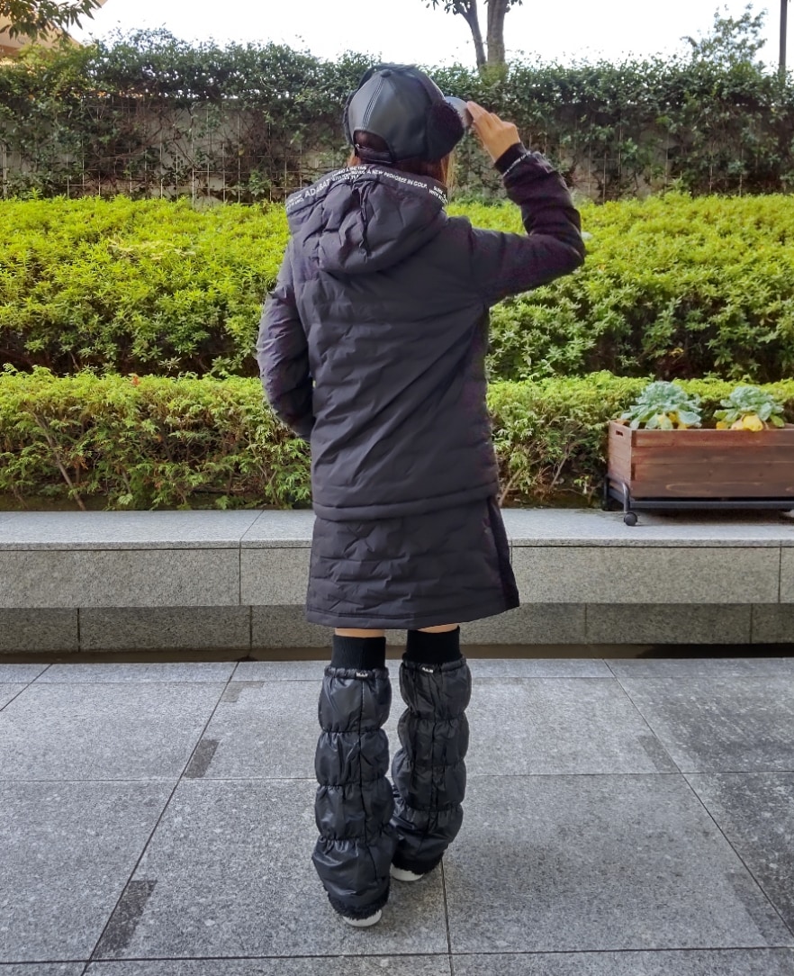 ブラック系のダウンジャケット/コート、ブラック系のスカート、ブラック系のレッグウォーマーを着用したレディースの秋コーディネートの3枚目の写真