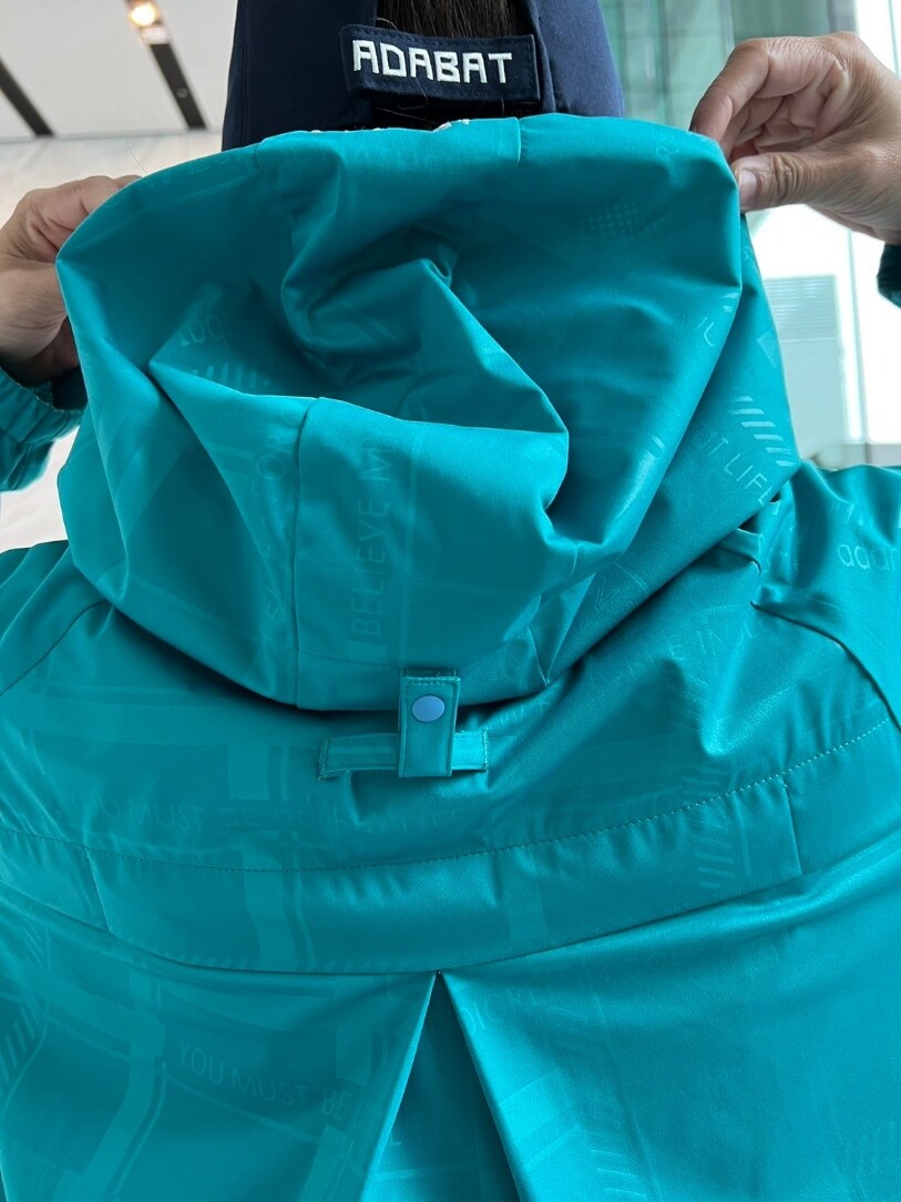 グリーン系のブルゾン、ブルー系のスカート、ブルー系のトートバッグを着用したレディースの春コーディネートの4枚目の写真