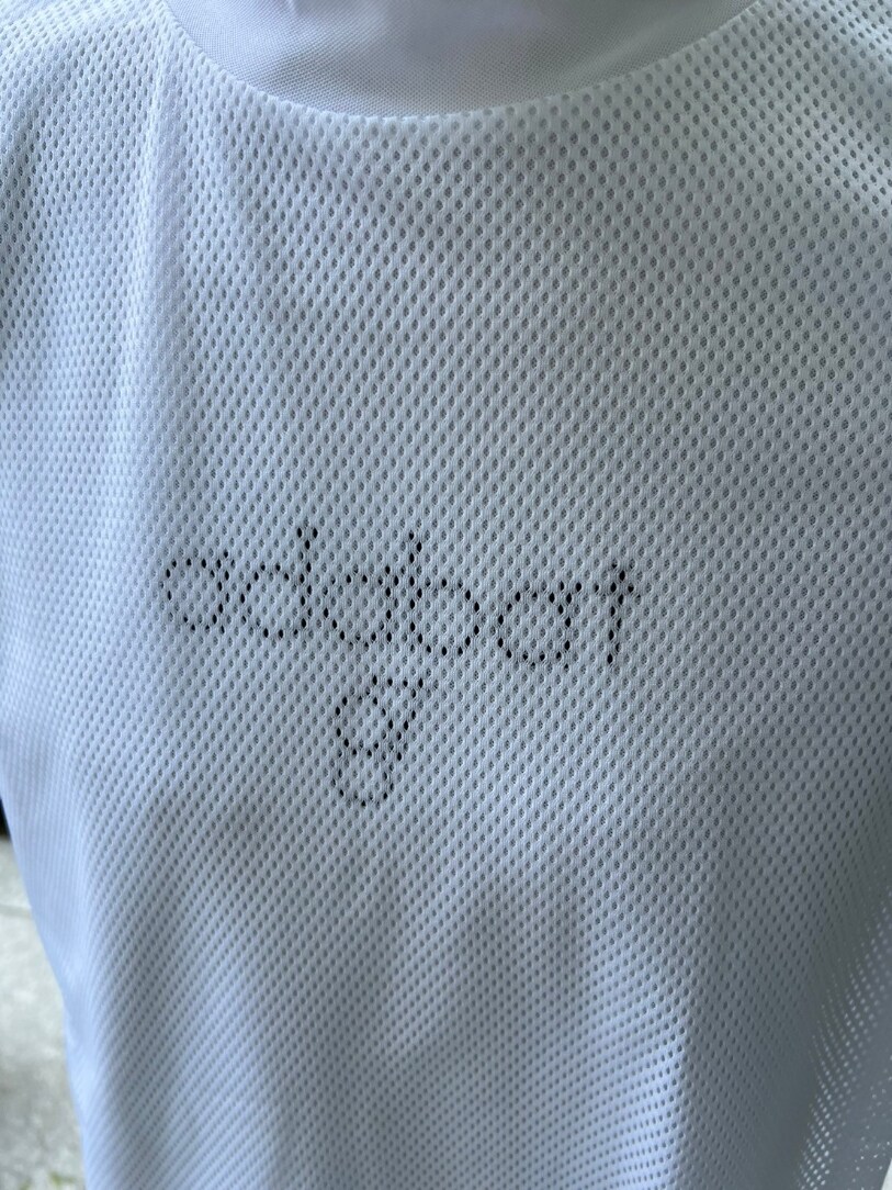 ホワイト系のTシャツ/カットソー、ホワイト系のその他パンツ、ブラック系のサンバイザーを着用したレディースの春コーディネートの4枚目の写真