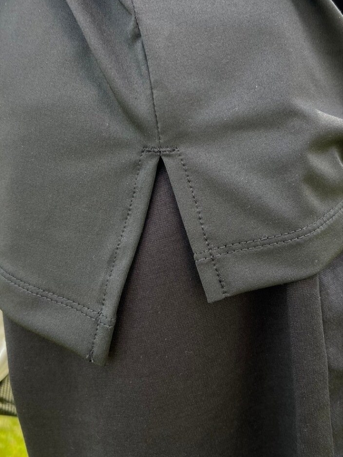 ブラック系のTシャツ/カットソー、ブラック系のその他パンツ、ブラック系のソックス/靴下を着用したレディースの春コーディネートの5枚目の写真