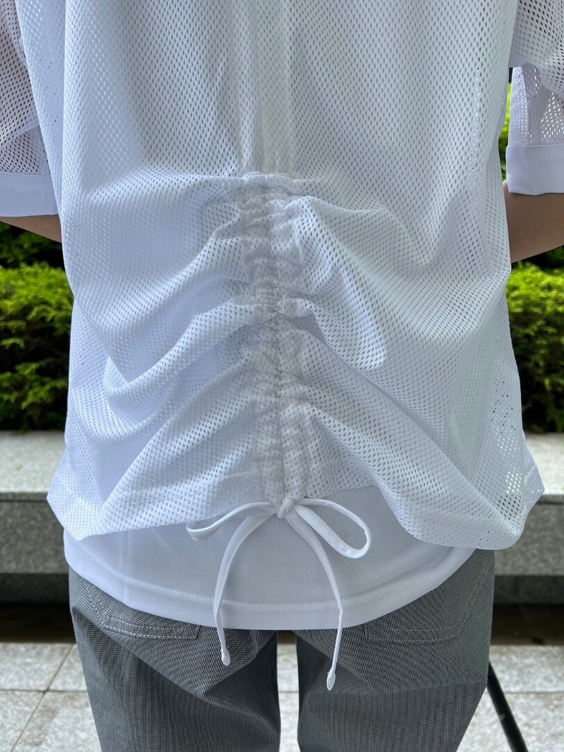 ホワイト系のTシャツ/カットソー、ホワイト系のその他パンツ、ブラック系のサンバイザーを着用したレディースの春コーディネートの5枚目の写真