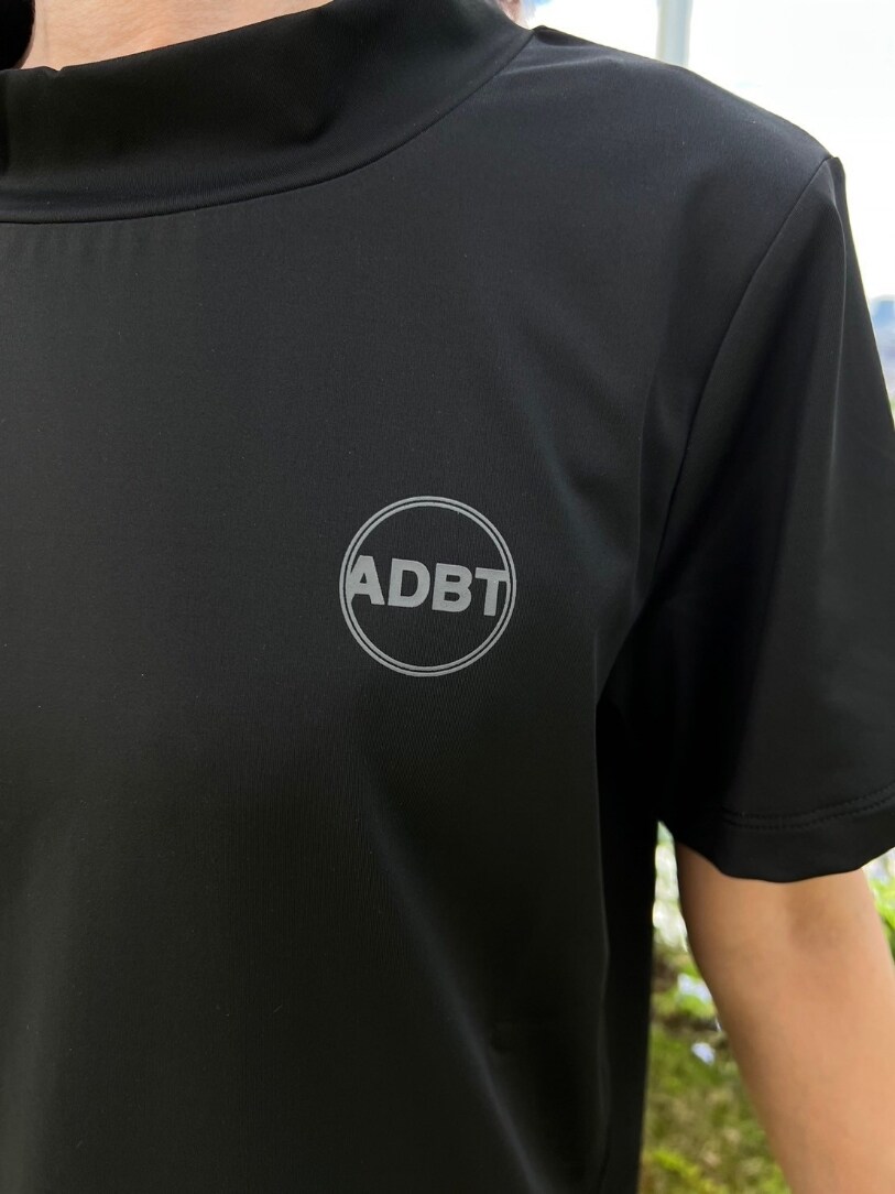 ブラック系のTシャツ/カットソー、ブラック系のその他パンツ、ブラック系のソックス/靴下を着用したレディースの春コーディネートの4枚目の写真