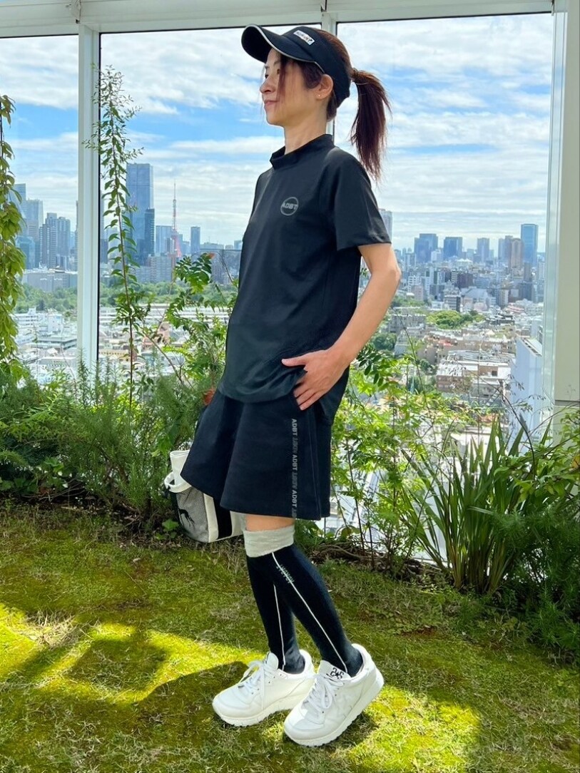 ブラック系のTシャツ/カットソー、ブラック系のその他パンツ、ブラック系のソックス/靴下を着用したレディースの春コーディネートの2枚目の写真