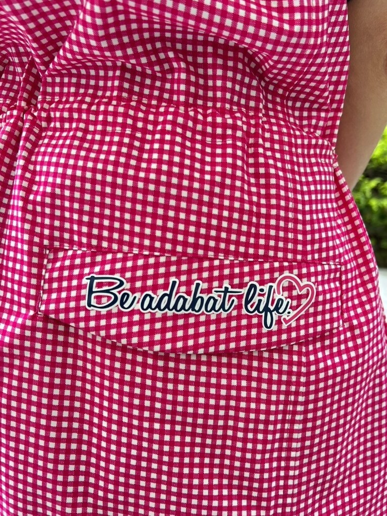 ピンク系のブルゾン、ホワイト系のトートバッグ、ピンク系のハットを着用したレディースの夏コーディネートの4枚目の写真