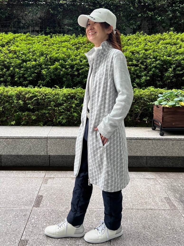グレー系のワンピース、ホワイト系のTシャツ/カットソー、ブルー系のその他パンツを着用したレディースの秋コーディネートの3枚目の写真