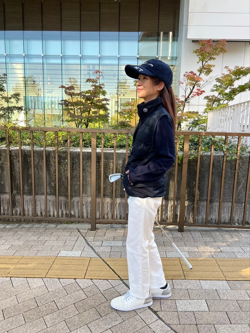 ホワイト系のその他パンツ、ブルー系のその他アウター、ブルー系のニット/セーターを着用したレディースの冬コーディネートの2枚目の写真