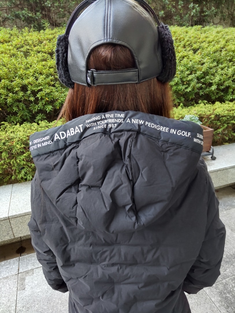 ブラック系のダウンジャケット/コート、ブラック系のスカート、ブラック系のレッグウォーマーを着用したレディースの秋コーディネートの6枚目の写真