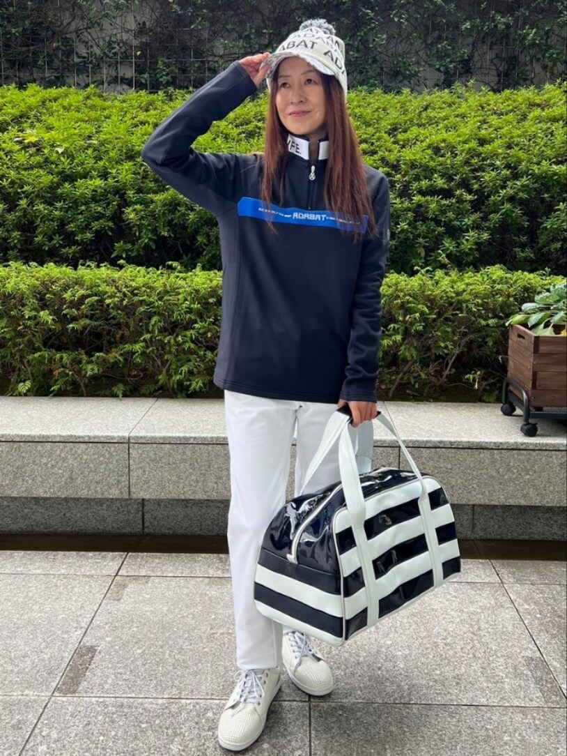 ブルー系のTシャツ/カットソー、ブルー系のその他パンツ、ホワイト系のボストンバッグを着用したレディースの秋コーディネートの2枚目の写真