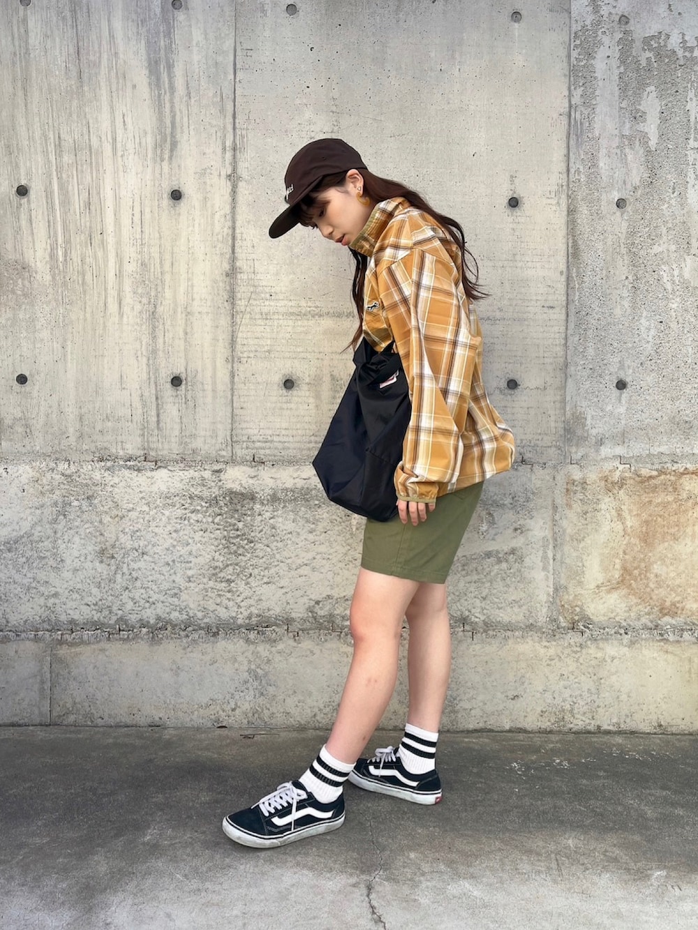 イエロー系のシャツ/ブラウス、ブラック系のスニーカー、グリーン系のその他パンツを着用したレディースの秋コーディネートの2枚目の写真