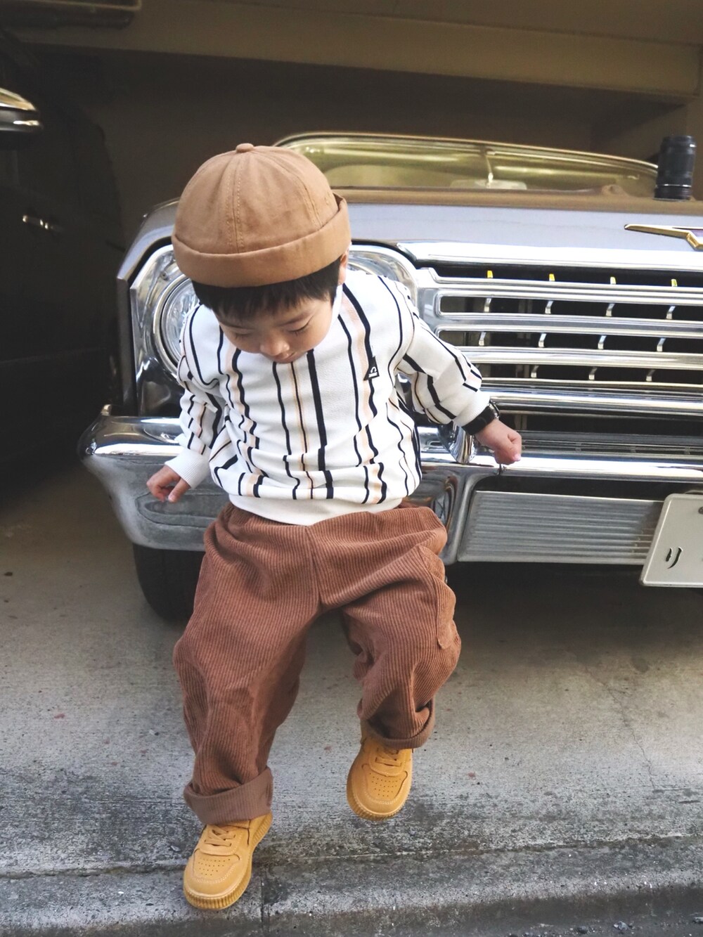 ブラウン系のキャップを着用したキッズの冬コーディネートの2枚目の写真