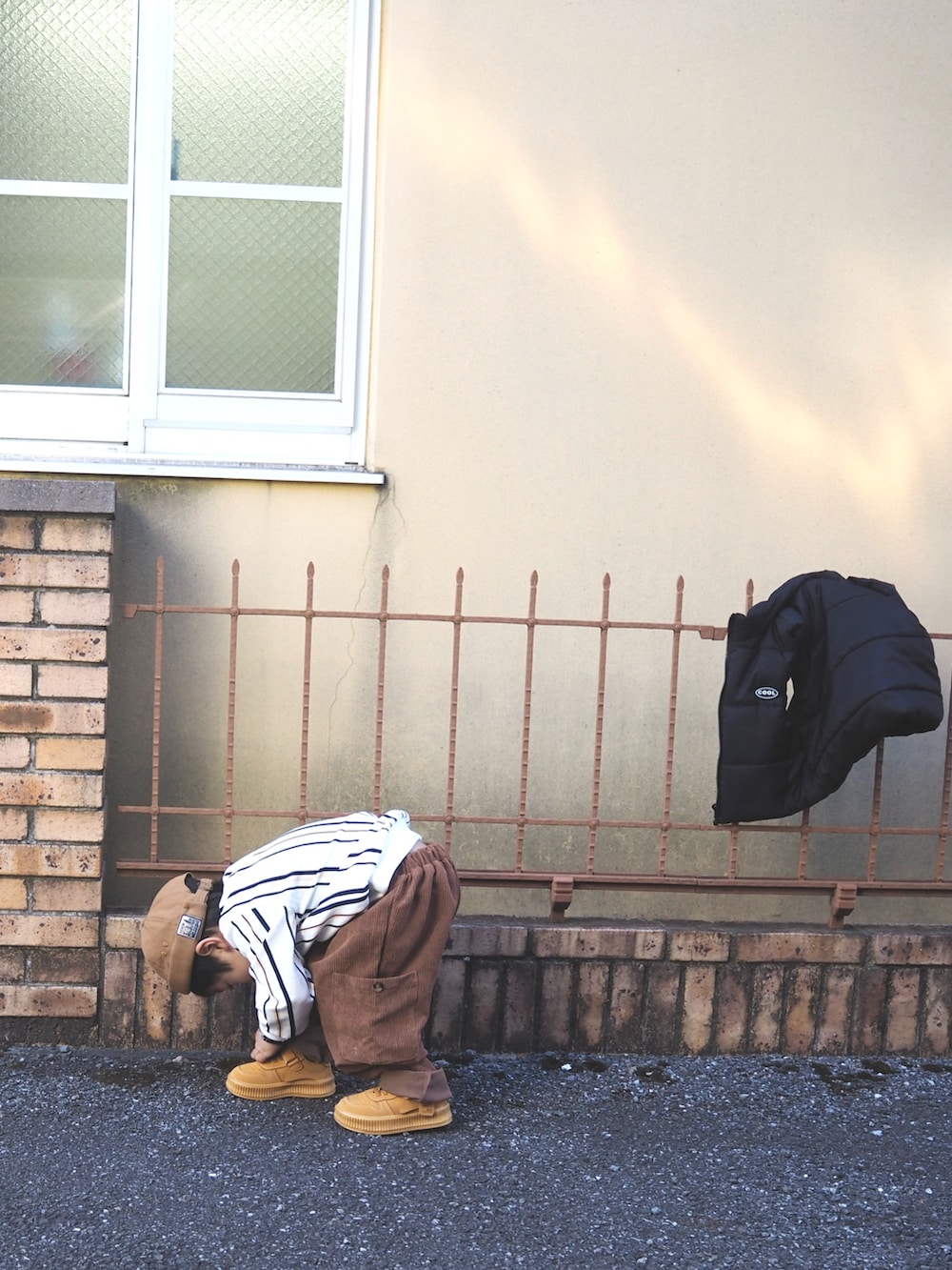 ブラウン系のキャップを着用したキッズの冬コーディネートの3枚目の写真