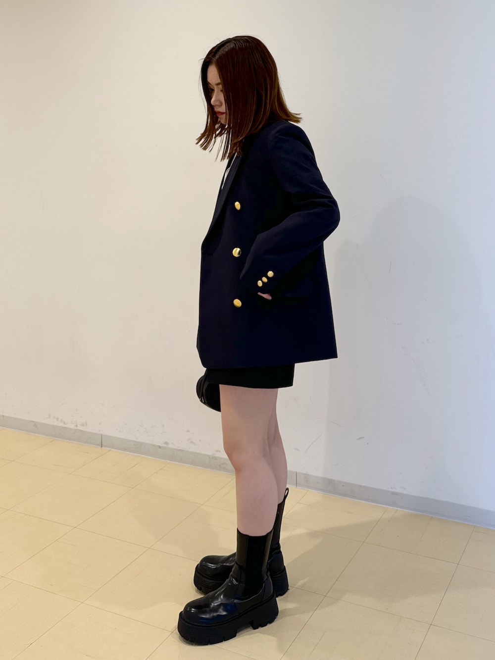 ホワイト系のシャツ/ブラウス、ブルー系のテーラードジャケット、ブラック系のその他パンツを着用したレディースの春コーディネートの2枚目の写真