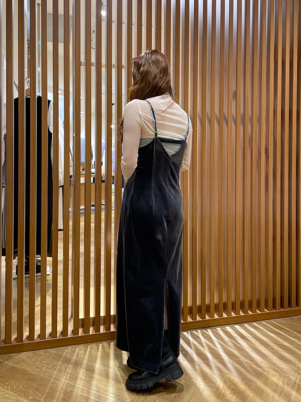 ブルー系のワンピース、ホワイト系のTシャツ/カットソー、シルバー系のハンドバッグを着用したレディースの秋コーディネートの2枚目の写真