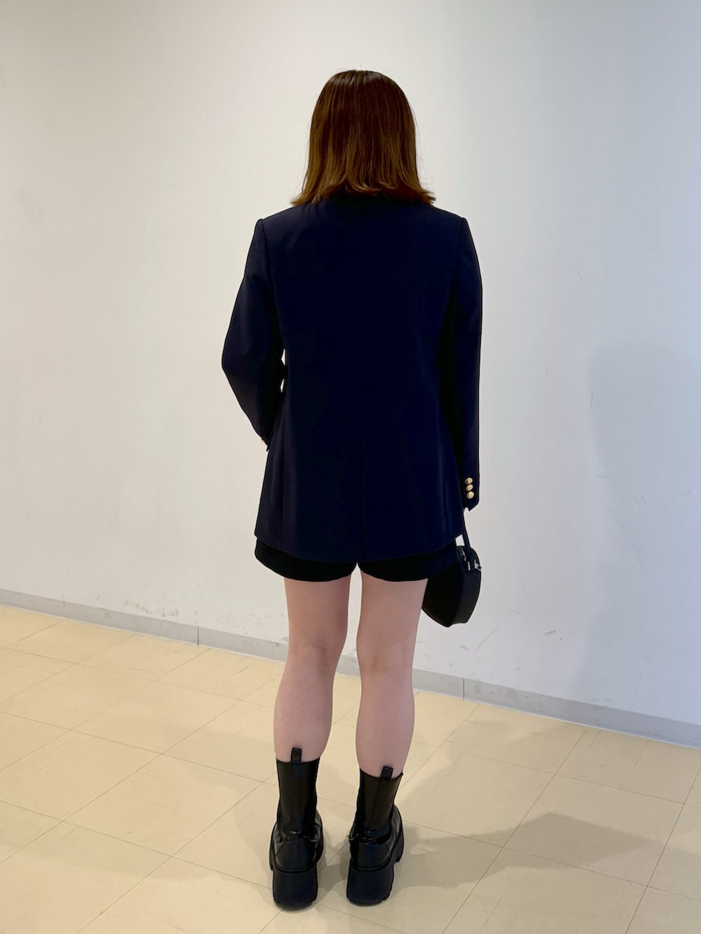 ホワイト系のシャツ/ブラウス、ブルー系のテーラードジャケット、ブラック系のその他パンツを着用したレディースの春コーディネートの3枚目の写真