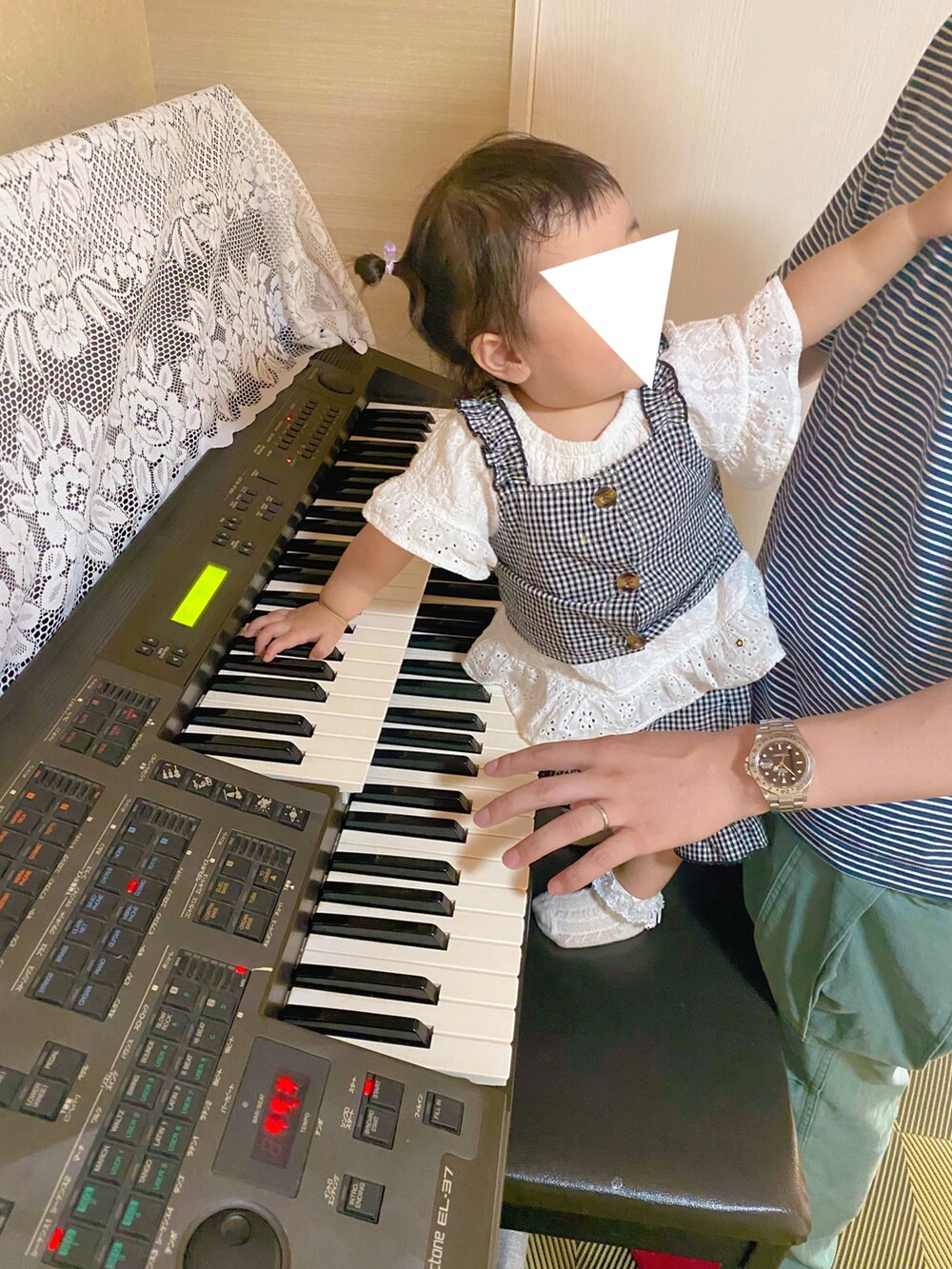 ブラック系のスニーカー、ホワイト系のTシャツ/カットソー、ブラック系のセットアップを着用したキッズの秋コーディネートの2枚目の写真