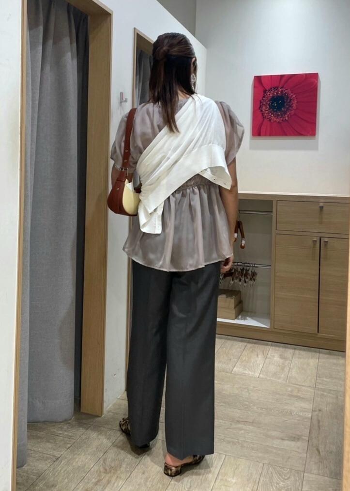 その他のサンダル、ホワイト系のカーディガン/ボレロ、ベージュ系のTシャツ/カットソーを着用したレディースの春コーディネートの3枚目の写真