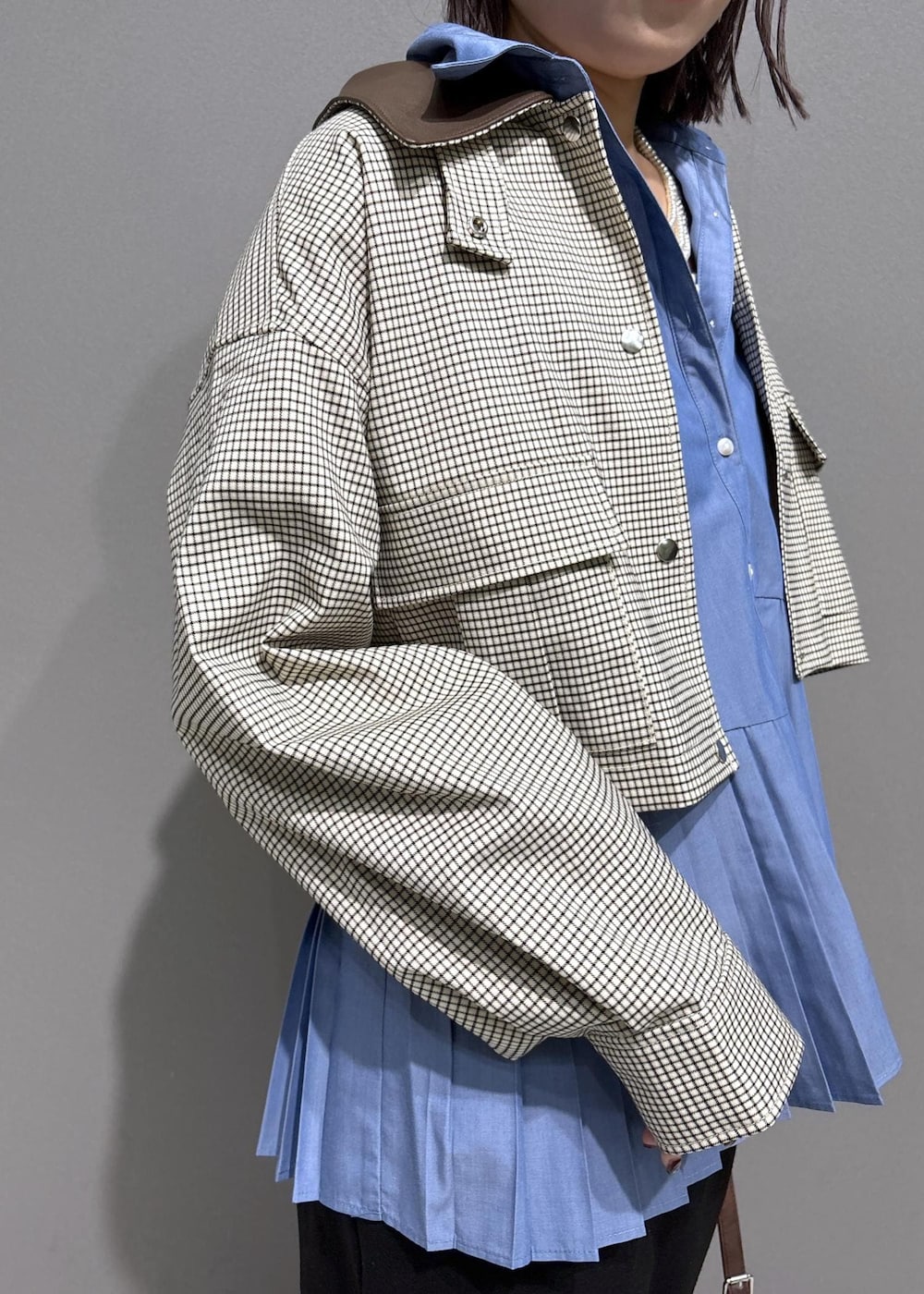 ブラック系のローファー、ブルー系のシャツ/ブラウス、ベージュ系のカバーオールを着用したレディースの秋コーディネートの9枚目の写真