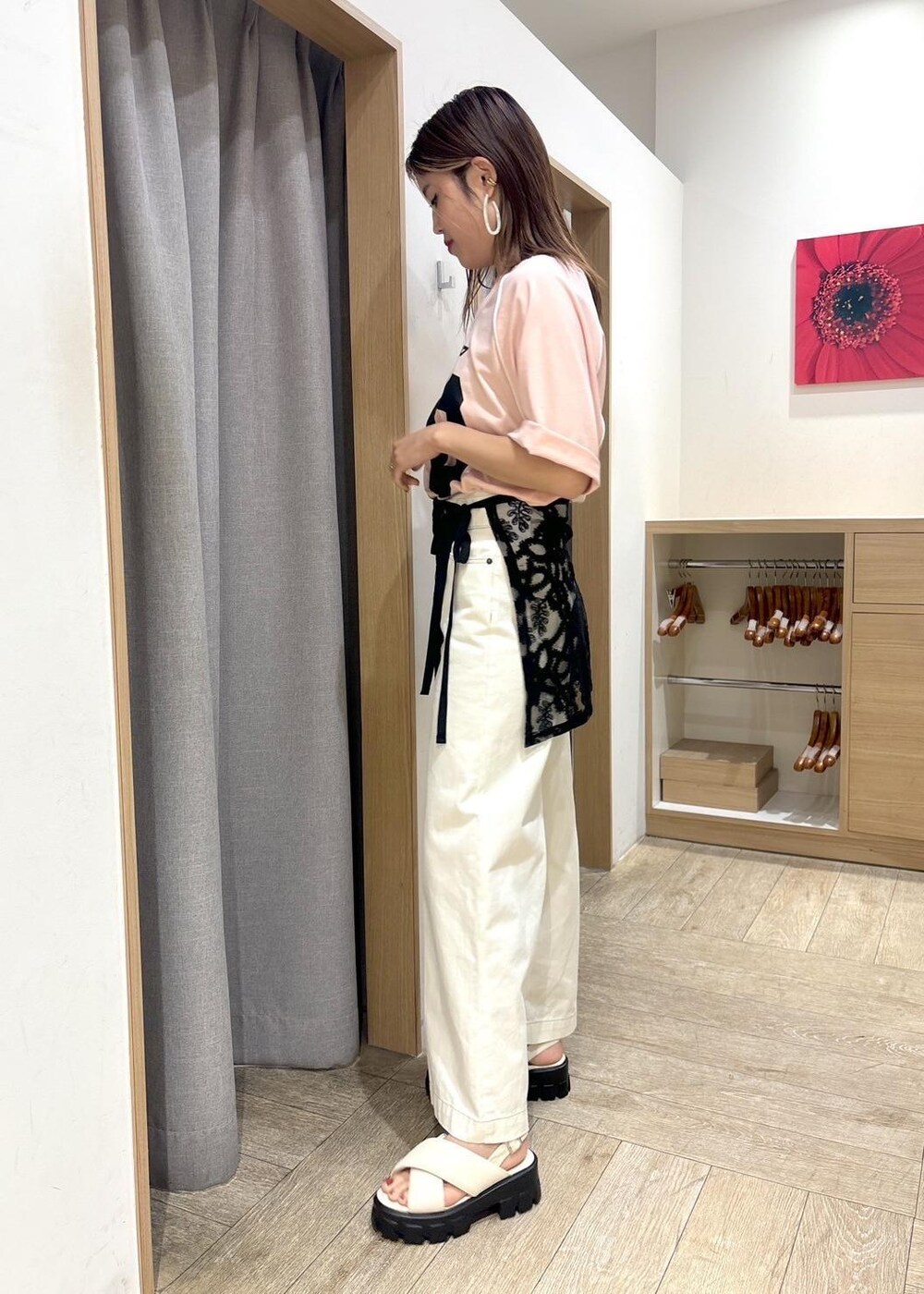 ホワイト系のサンダル、ブラック系のスカート、ホワイト系のデニムパンツを着用したレディースの夏コーディネートの2枚目の写真