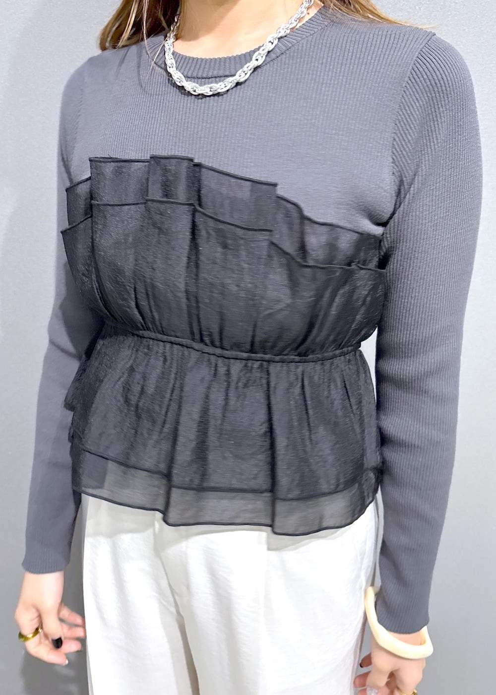 ブラック系のローファー、ブラック系のニット/セーター、ベージュ系のトレンチコートを着用したレディースの春コーディネートの7枚目の写真