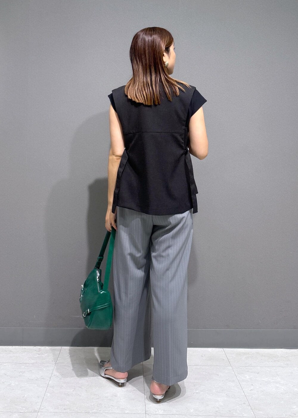 シルバー系のパンプス、ブラック系のTシャツ/カットソー、グレー系のその他パンツを着用したレディースの夏コーディネートの3枚目の写真