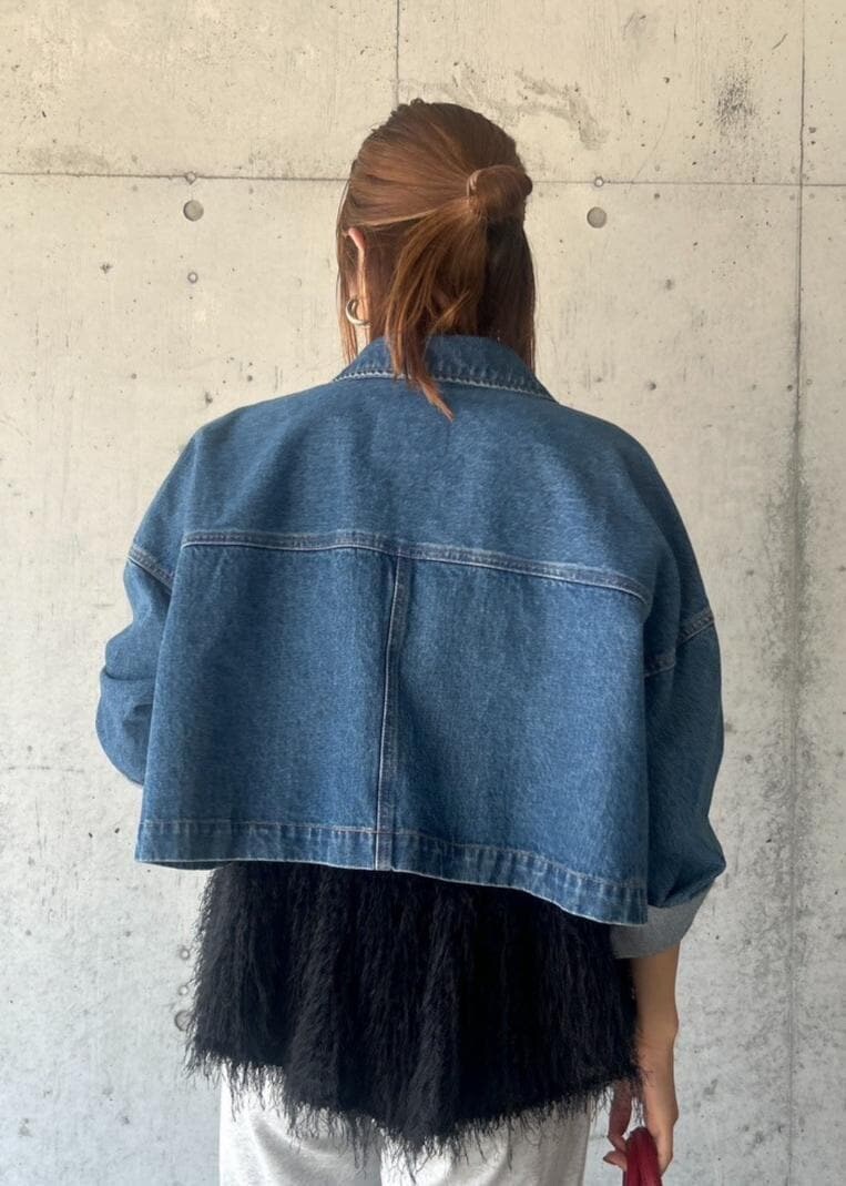 ブラック系のシャツ/ブラウス、ブラック系のサンダル、レッド系のトートバッグを着用したレディースの夏コーディネートの5枚目の写真