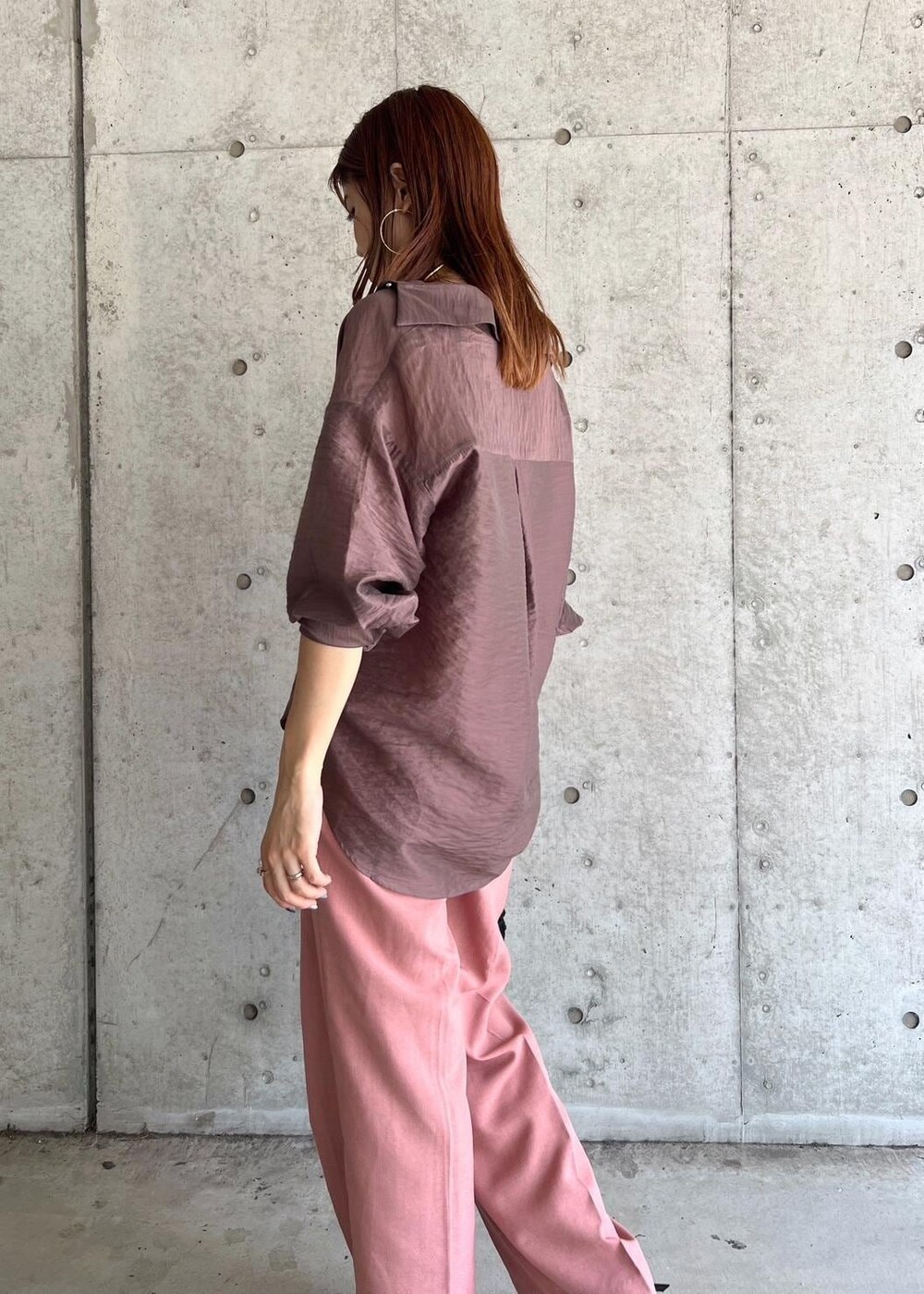 その他のキャミソール、ピンク系のスラックス、ブラック系のバレエシューズを着用したレディースの夏コーディネートの6枚目の写真