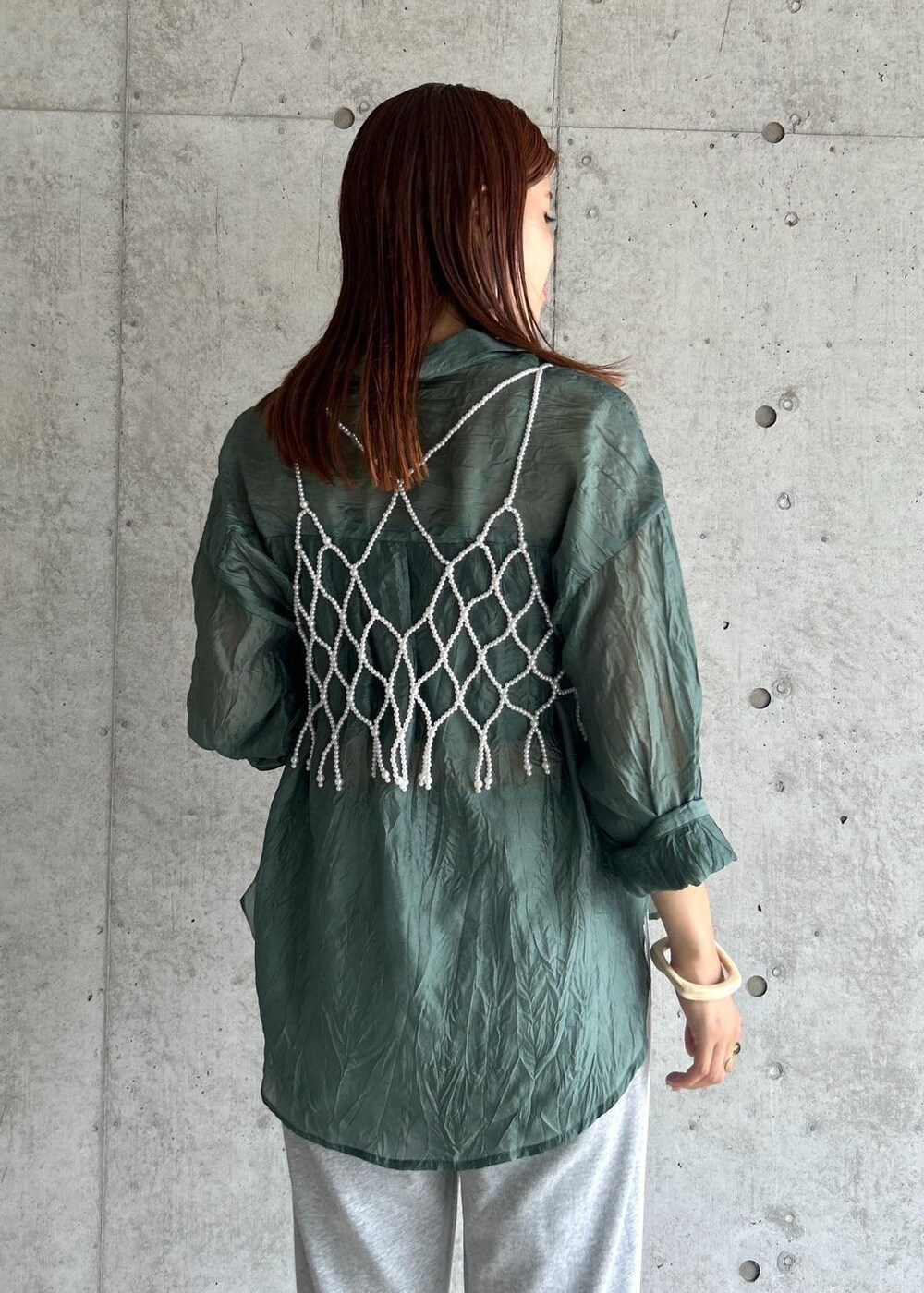 その他のサンダル、グリーン系のシャツ/ブラウス、ブラック系のハンドバッグを着用したレディースの夏コーディネートの5枚目の写真