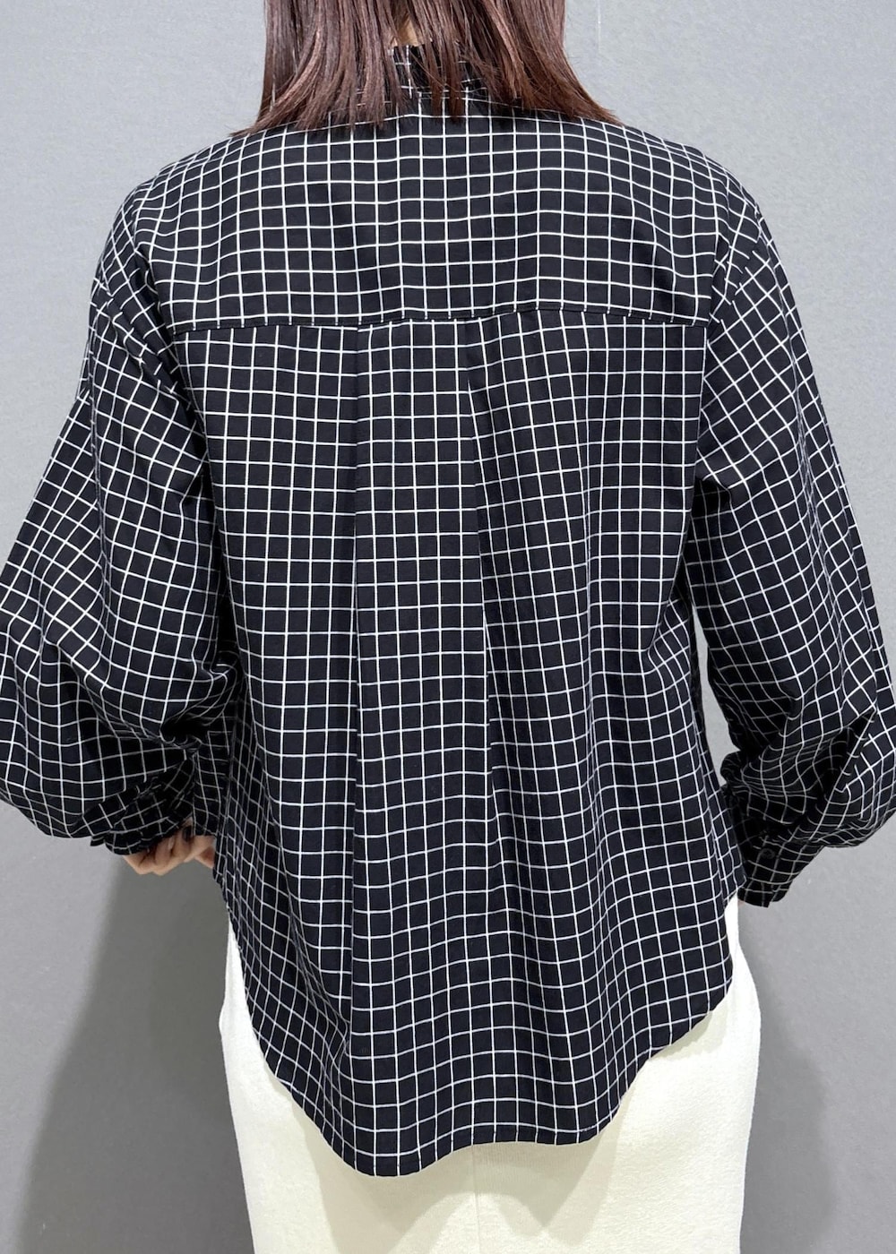 ブラウン系のブーツ、ブラック系のシャツ/ブラウス、ブラック系のブルゾンを着用したレディースの冬コーディネートの9枚目の写真