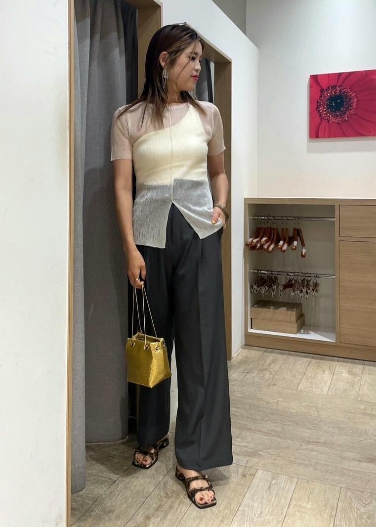 その他のサンダル、ホワイト系のタンクトップ、ホワイト系のニット/セーターを着用したレディースの春コーディネートの2枚目の写真