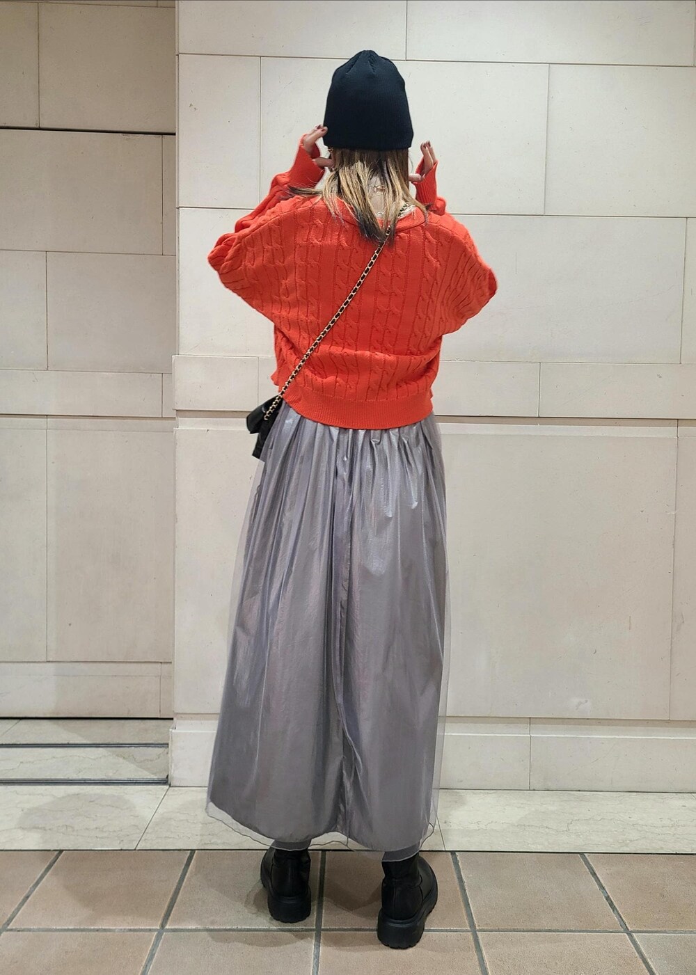 ホワイト系のTシャツ/カットソー、グレー系のワンピース、ブラック系のショルダーバッグを着用したレディースの冬コーディネートの3枚目の写真