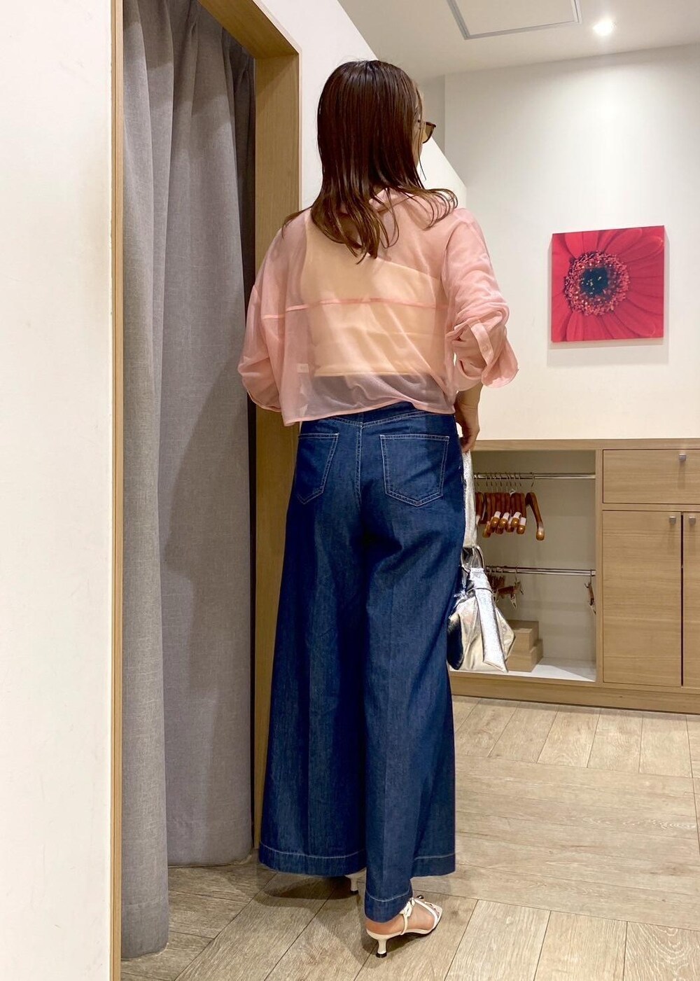 シルバー系のハンドバッグ、ホワイト系のタンクトップ、ホワイト系のサンダルを着用したレディースの春コーディネートの2枚目の写真