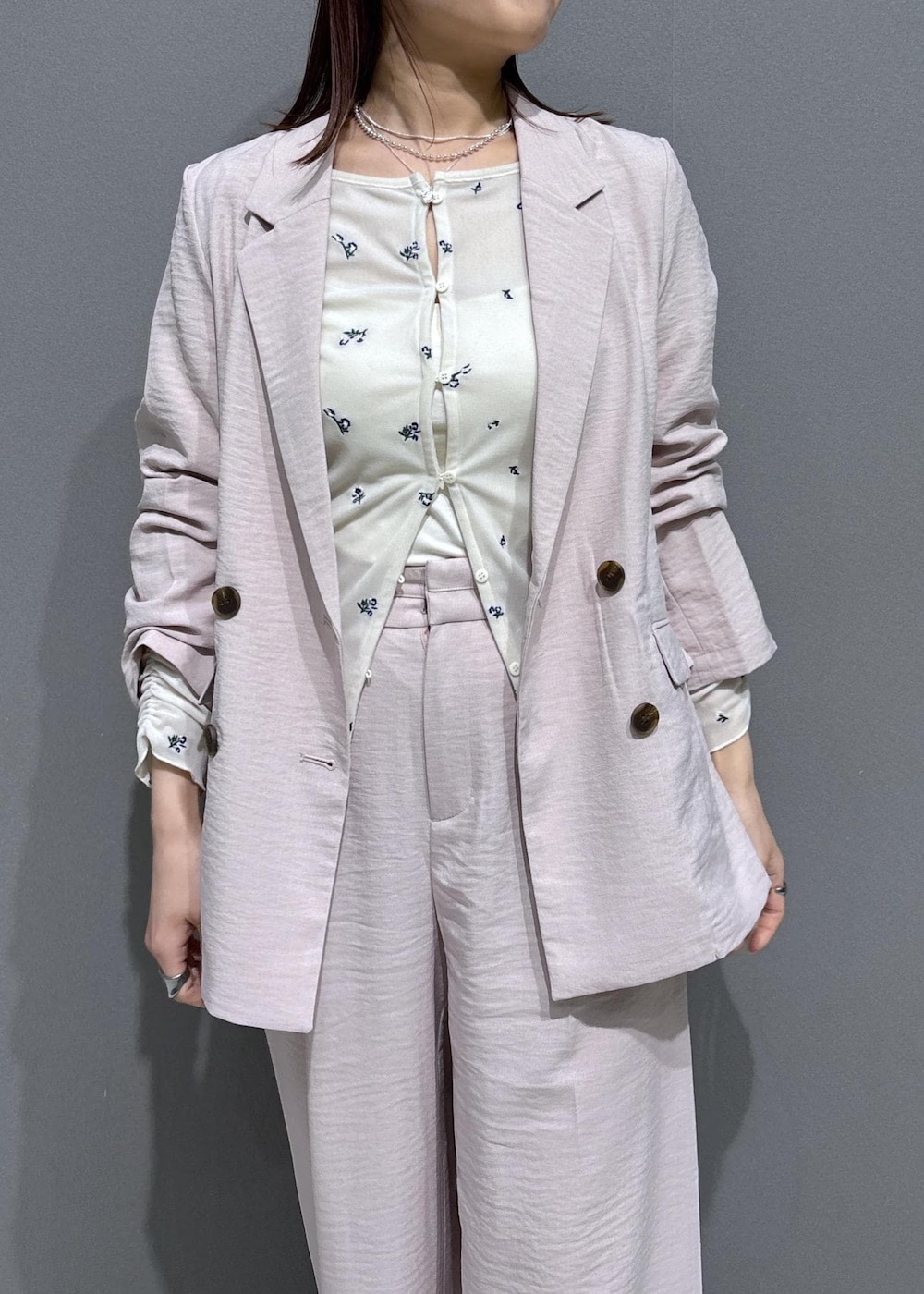 ブラック系のショルダーバッグ、ブラック系のローファー、ホワイト系のカーディガン/ボレロを着用したレディースの春コーディネートの5枚目の写真