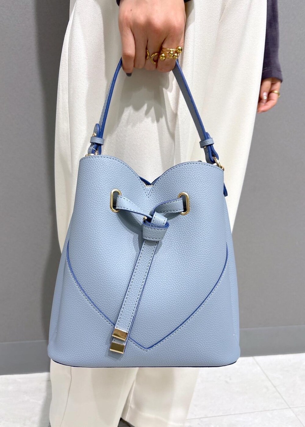 シルバー系のブーツ、グレー系のキャミソール、グレー系のカーディガン/ボレロを着用したレディースの冬コーディネートの7枚目の写真