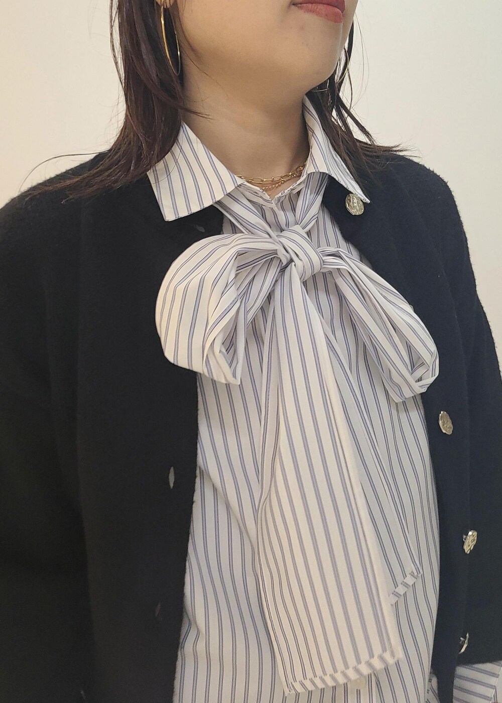 ブラック系のブーツ、グレー系のショルダーバッグ、ブラック系のカーディガン/ボレロを着用したレディースの秋コーディネートの6枚目の写真